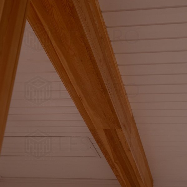 Примеры отделки потолка лиственницей. Фото отделки потолка коттеджей, балкона, квартир, бани, комнаты и др. Продаём лиственные погонажные изделия в Краснодаре.