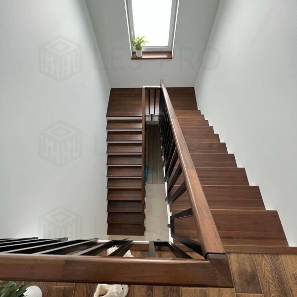Фото лестниц, в которых используются погонажные изделия из лиственницы, купленные в нашей компании. Продаём лиственный погонаж (доски) в Краснодаре
