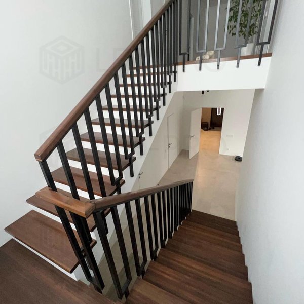 Фото лестниц, в которых используются погонажные изделия из лиственницы, купленные в нашей компании. Продаём лиственный погонаж (доски) в Краснодаре