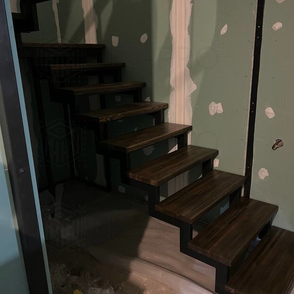 Фото смонтированных лиственных ступеней, купленных у нас. Ступени используются при монтаже лестниц, террас и веранд. Продаём лиственные доски в Краснодаре